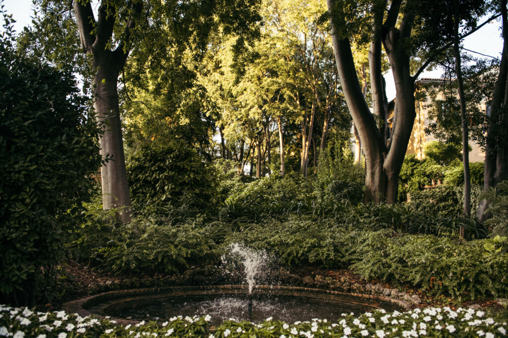 The wedding celebration continues in the secret garden of NH Collection Venezia Grand Hotel Palazzo dei Dogi, surrounded by the beauty of nature and the historic charm of Venice