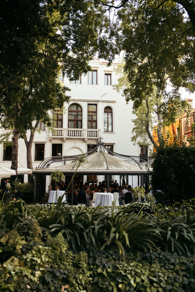 The wedding celebration continues in the secret garden of NH Collection Venezia Grand Hotel Palazzo dei Dogi, surrounded by the beauty of nature and the historic charm of Venice