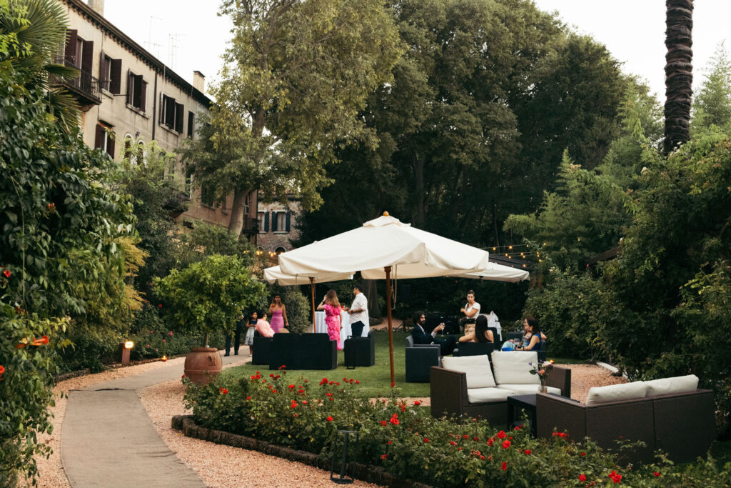 The wedding celebration continues in the secret garden of NH Collection Venezia Grand Hotel Palazzo dei Dogi, surrounded by the beauty of nature and the historic charm of Venice