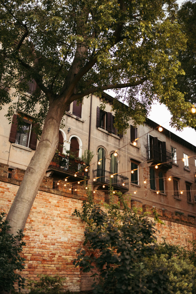 The wedding celebration continues in the secret garden of NH Collection Venezia Grand Hotel Palazzo dei Dogi, surrounded by the beauty of nature and the historic charm of Venice