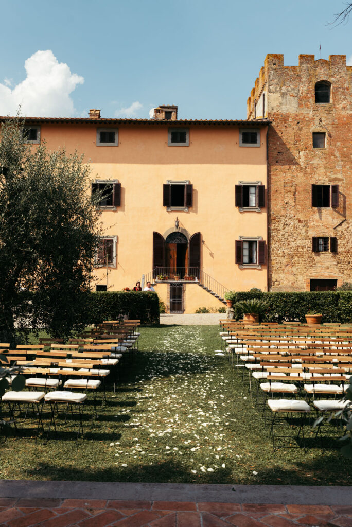 Empty seats before the wedding ceremony at Villa il Pozzo in Certaldo