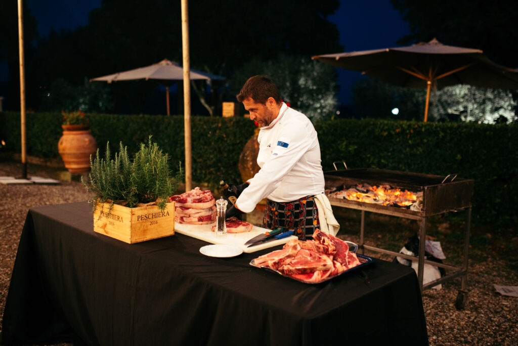 The chef cooks Fiorentina for the wedding