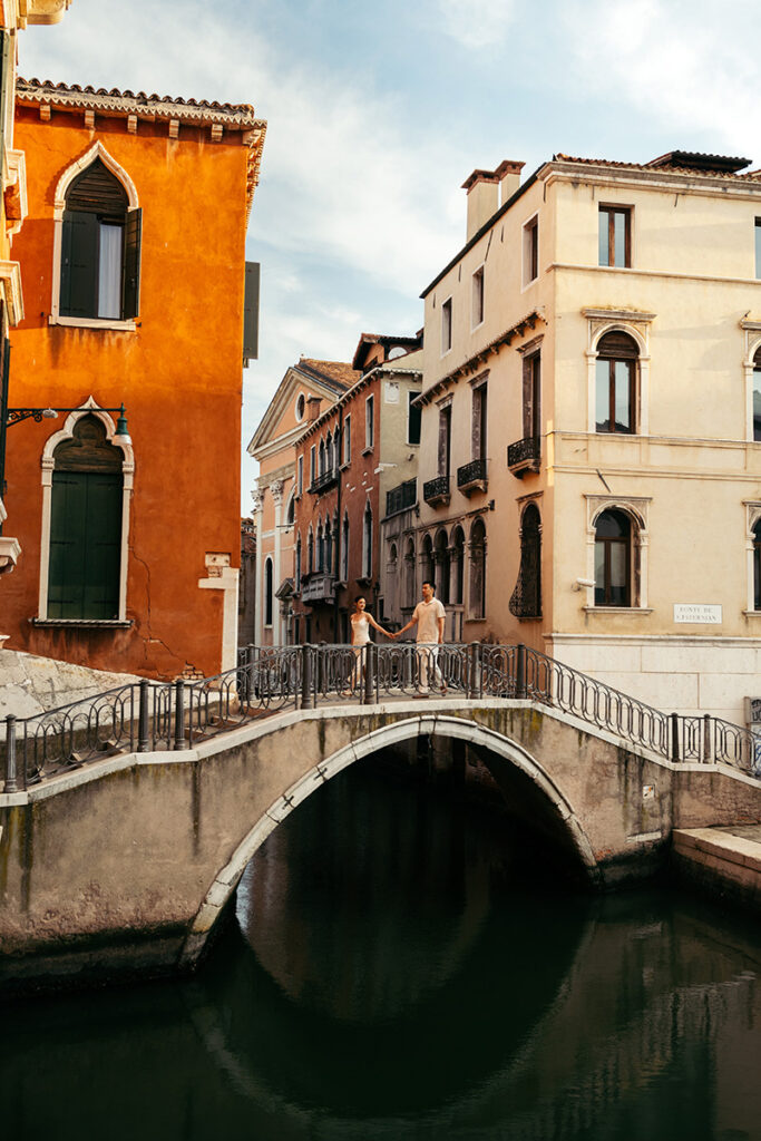 Intimate engagement photoshoot at sunrise in Venice, Italy