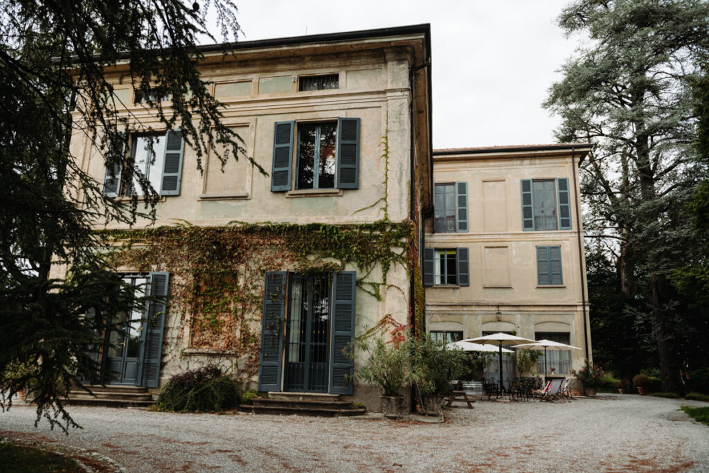 Exterior of an Italian villa with ivy-covered walls, the perfect backdrop for an elegant elopement.