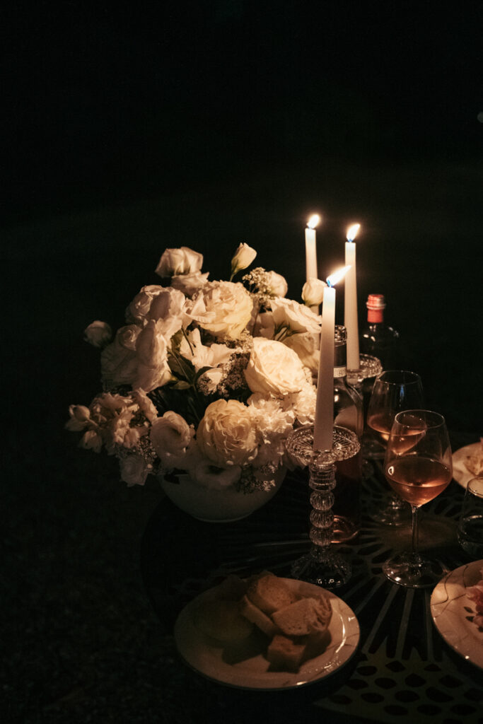 Elegant table centerpiece with white flowers and candlelight