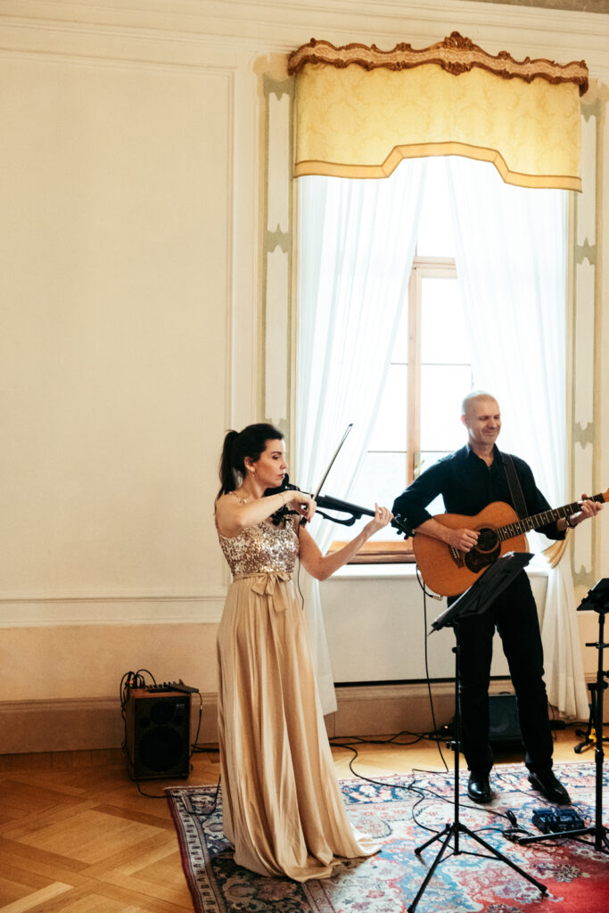 Violinist and guitarist playing live music during the wedding reception at CastelBrando.