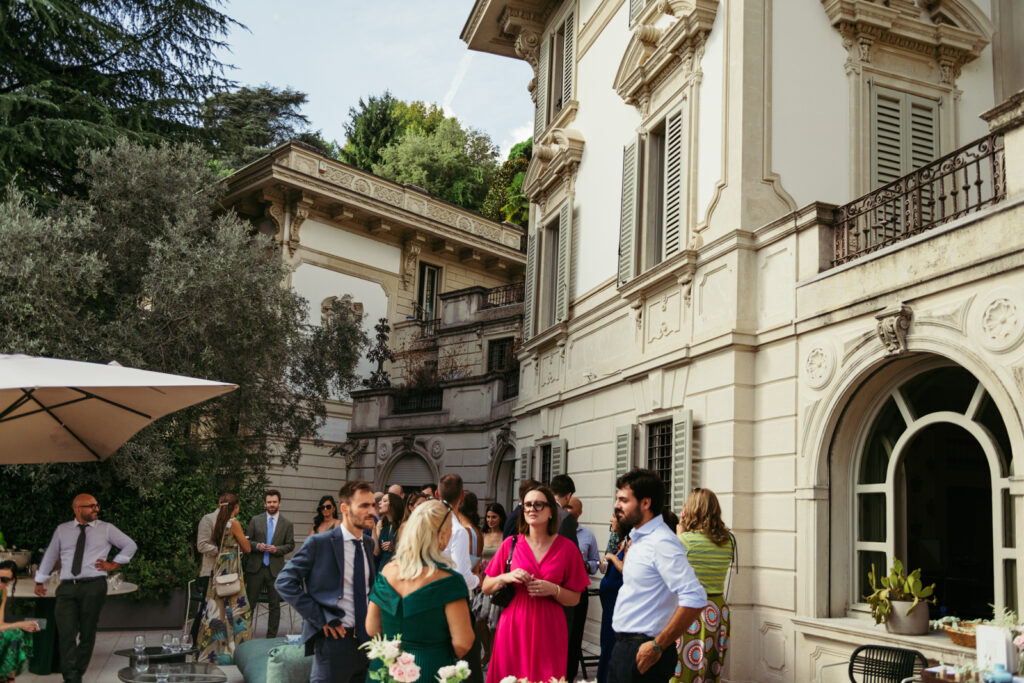 Guests gathered in the villa’s garden courtyard during the cocktail hour