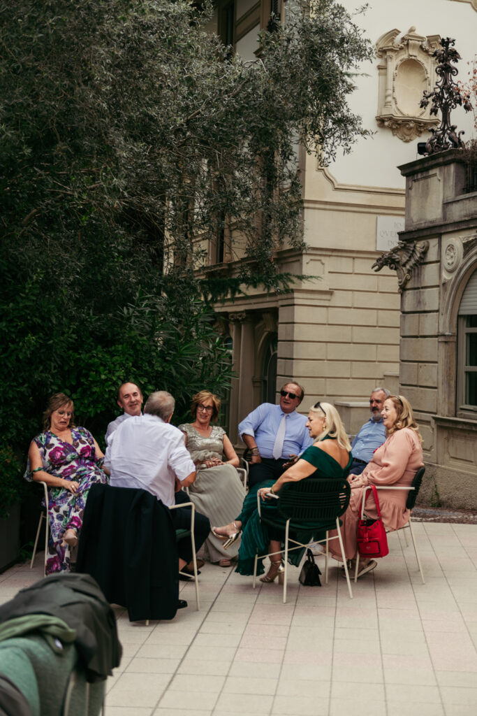Wedding guests enjoying a relaxed aperitivo moment in the villa’s courtyard