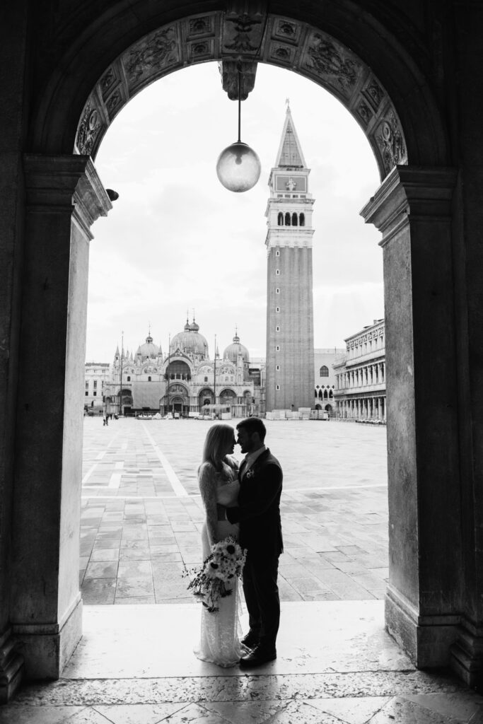 Romantic black and white silhouette of the couple in Piazza San Marco