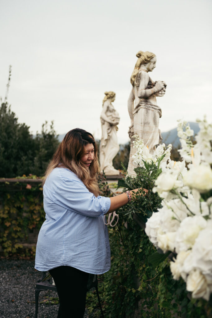 Local Florist taking care of the flower arrangements hired by a Local Elopement Photographer in Italy
